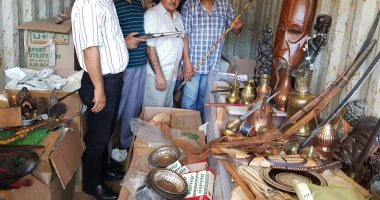 جمارك الدخيلة تحبط تهريب أسلحة بيضاء ومقتنيات مشتبه فى أثريتها