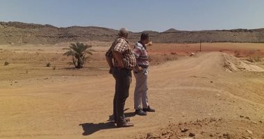 صور.. وفد من وزارة الرى يتفقد مخرات الحماية من مخاطر السيول بأسوان