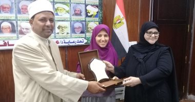 صور.. أزهر أسيوط يكرم سارة علاء الدين الحاصلة على المركز السابع فى الشهادة الثانوية