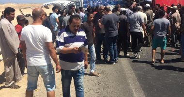 حادث تصادم سيارتين نقل على طريق مرسى علم بسبب أسباقية العبور ..صور