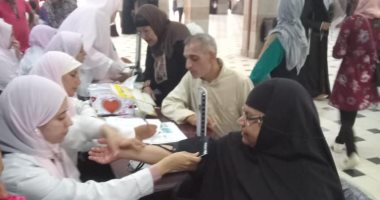 صور.. إقبال على المستشفيات الجامعية بطنطا لإجراء فحوصات "ضغط الدم"
