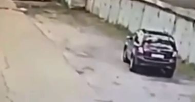 شاهد.. فتاة تحطم سورًا عند ركن سيارتها