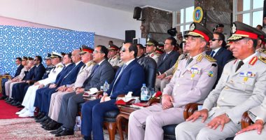 الرئيس السيسي يشهد الاحتفال بتخريج الدفعة 157 من معهد ضباط الصف المعلمين.. الطلاب يرددون "أفريقيا فى القلب".. وإطلاق اسم الشهيد أحمد محمد العظيم على الدفعة تخليدًا للشهداء.. والخريجون يقسمون يمين الولاء لمصر