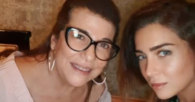 مى عز الدين مع والدتها فى صورة جديدة.. وتشابه كبير بينهما
