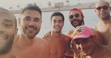 صور.. أحمد عز برفقة محمد إمام وشريف منير فى الساحل