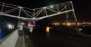 صور.. سقوط كوبرى حديدى بطريق برج العرب.. والحى يرفع المخلفات