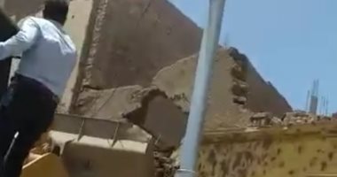 بعد انهيار جزء منهما.. الوحدة المحلية بمغاغة تزيل منزلين شكلا خطرا على المارة