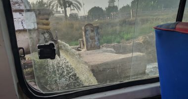 صورة.. سيارة كسح تفرغ حمولتها بترعة الإبراهيمية بالعياط