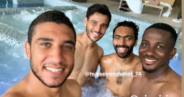 لاعبو الأهلى يستجمون فى حمام السباحة قبل العودة من إسبانيا