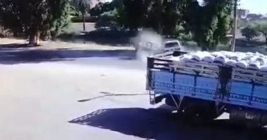 شاهد.. لحظة تصادم مروعة لسيارتين ميكروباص على طريق أسيوط الزراعى