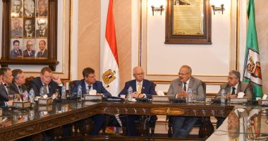 رئيس جامعة القاهرة يلتقى وفدا روسيا لبحث مجالات التعاون الأكاديمى.. صور