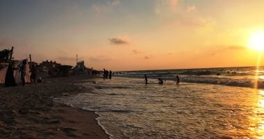 صور..شاطئ "ظلال النخيل" بالعريش مكان مفضل للاستمتاع بالهدوء ولحظات الغروب