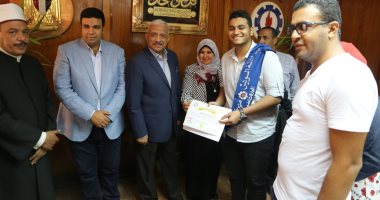 صور .. محافظ السويس يُكرم أوائل الثانوية العامة والأزهرية على مستوى المحافظة