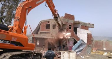 إزالة 5 حالات تعد على أرض زراعية وحرم طريق ببنى مزار بالمنيا