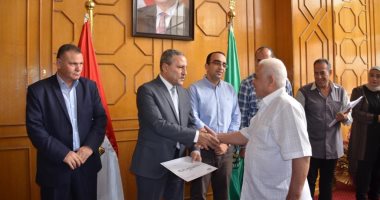 صور.. محافظ الإسماعيلية يسلم الدفعة السادسة من عقود تمليك الأراضى لواضعى اليد
