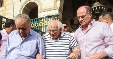 أشرف زكى ومجدى أبو عميرة يشيعان جثمان زوجة رشوان توفيق