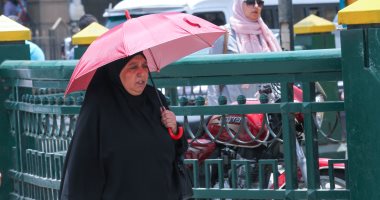 بالشمسية والكاب والجرائد.. المصريون يواجهون الحر