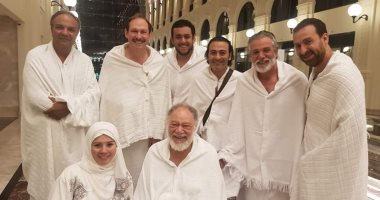 قبل عرض "الملك لير" بالسعودية..الفخرانى وأسرة المسرحية يؤدون مناسك العمرة