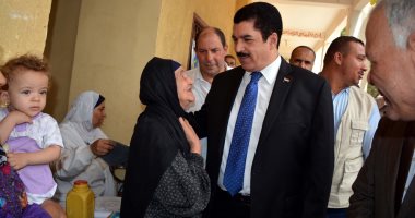 محافظ القليوبية يتفقد القافلة الطبية المجانية بكفر فرسيس التابعة لمركز بنها