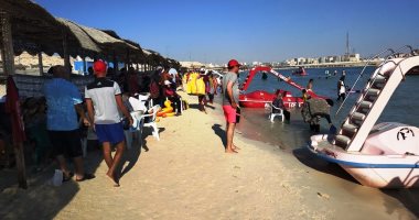 صور.. إقبال كبير على شواطئ مطروح وحمام كليوباترا عقب تطويره