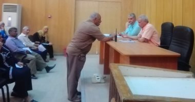 رئيس مدينة إسنا يناقش ملفات التقنين والتصالح بمخالفات البناء مع رؤساء القرى