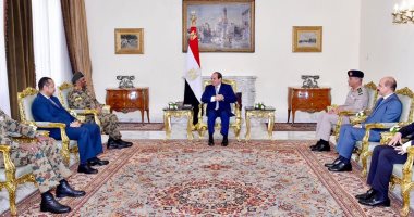 السيسى يستقبل رئيس أركان السودان ويهنئ الشعب السودانى بالاتفاق السياسى