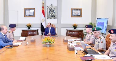 السيسى يجتمع بوزير الدفاع ورئيس الأركان.. ويؤكد الاهتمام ببناء الفرد المقاتل داخل القوات المسلحة.. ويشدد على ضرورة مواكبة أحدث النظم فى التسليح والتدريب.. الرئيس: مصر تسابق الزمن من أجل بناء دولة عصرية حديثة