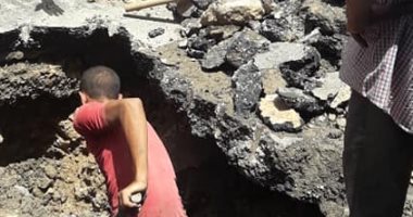 صور.. كسر ماسورة مياه للشرب يتسبب فى هبوط أرضى وسط الإسكندرية