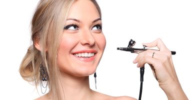 لمكياج زى ما قال الكتاب.. اتعلمى إزاى تستخدمى الـ Airbrush فى 10 خطوات