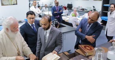 صور..البابا ثؤدوروس الثانى يزور مكتبة الإسكندرية ويتفقد معمل ترميم المخطوطات