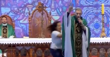 امرأة تدفع راهبا بالبرازيل من خشبة المسرح أثناء تقديمه عظة للشباب