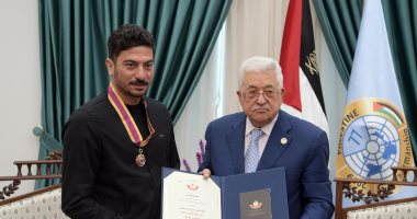 الرئيس الفلسطينى يقلد الشاعر مروان مخول وسام الثقافة