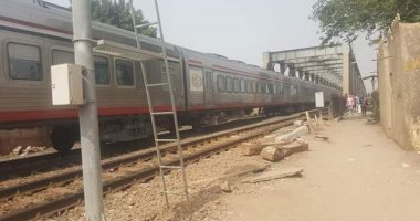صور.. عطل مفاجئ يتسبب فى إيقاف قطار "طنطا _ الإسكندرية" أعلى كوبرى كفر الزيات 