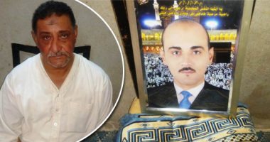 صور.. ممدوح عبد العظيم يناشد المسئولين بمساعدته لأداء العمرة.. فقد نجله الوحيد فى حادث محطة مصر.. ويؤكد: كان بطلا وأنقذ طفلا من الموت.. ووالدته: "قالى هتجوز فى الجنة.. ونفسى فى عمرة لأدعو له بالرحمة فى الحرم"