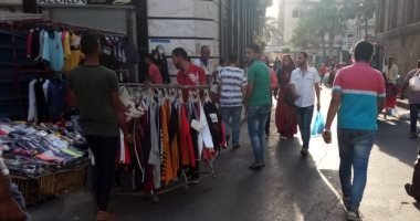 صور.. حملات لإزالة الإعلانات والإشغالات المخالفة بحى جمرك الإسكندرية