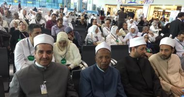 صور.. "الأوقاف" تشرح مناسك الحج لضيوف الرحمن بالمطار 