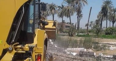 صور.. حملات إزالة فى 3 مراكز بمحافظة سوهاج للتعديات على الأراضى الزراعية