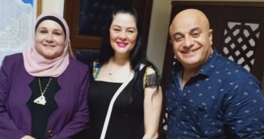 صور.. أبطال مسرحية بحر الهوى يستعدون للعرض على مسرح جمصة السياحى