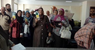 صور.. تضامن الجيزة تسلم حجاج الجمعيات ملابس الإحرام