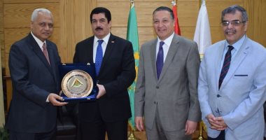 لبلوغه السن القانونية.. مجلس جامعة بنها يكرم عيد حميدة عميد كلية التجارة