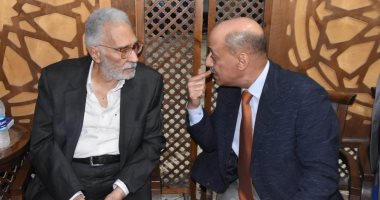 عبد الرحمن أبو زهرة ينقذ رشوان توفيق من السقوط فى عزاء زوجته