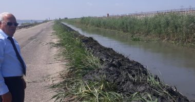 صور.. محافظ بورسعيد يتفقد أعمال تطهير الترعة الحلوة من "ورد النيل"