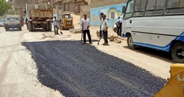 صور .. أعمال رصف وتطوير طريق محطة مسار رحلة العائلة المقدسة بدير درنكه