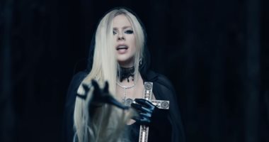 آفريل لافين تغنى بين المقابر  فى I Fell In Love With The Devil