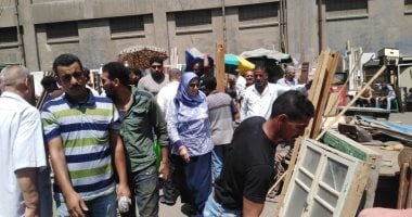 صور.. حملة لإزالة إشغالات سوق الجمعة و تحصيل غرامات فورية بالإسكندرية