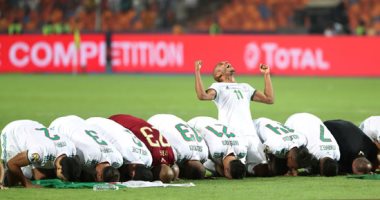 سجدة جزائرية على استاد القاهرة بعد التتويج بلقب أمم أفريقيا.. فيديو