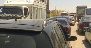 زحام بسبب فتح تحويلة على المحور المركزى بأكتوبر.. صور
