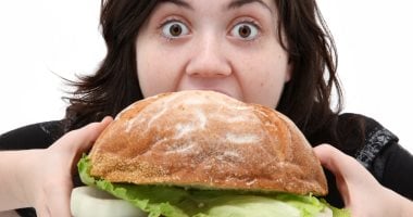 عشان وزنك ما يزيدش.. اعرف إزاى تبطل أكل فى وقت الحزن