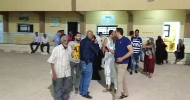 صور .. توفير إيواء عاجل لـ 9 أسر من سكان العقارين المنهارين بحى الجمرك 