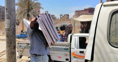 صور.. رئاسة مركز أبو كبير فى الشرقية يتحفظ على 100 لوحة إعلانية خلال حملة اشغالات 